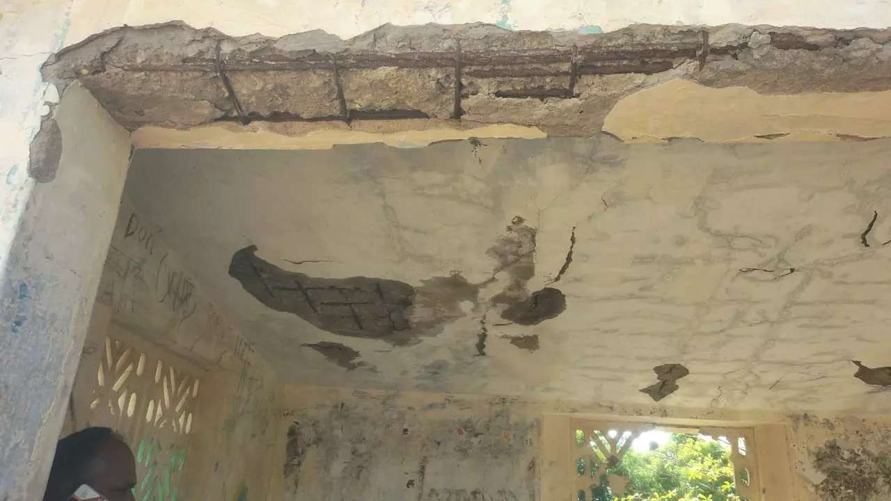 ஆபத்தான பயணிகள் நிழற்குடை ஆபத்தான பயணிகள் நிழற்குடை