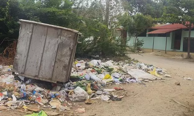 குவிந்து கிடக்கும் குப்பையால் மாணவ-மாணவிகள் அவதி