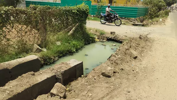 பாதியில் நிற்கும் கால்வாய் பணி பாதியில் நிற்கும் கால்வாய் பணி