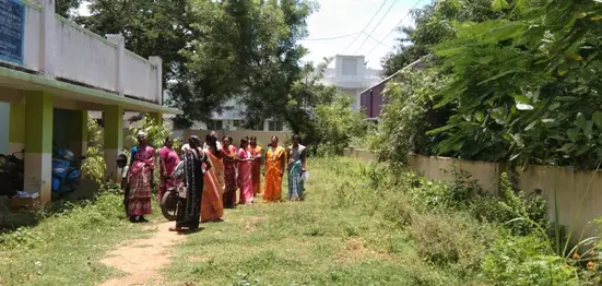 பள்ளியை சுற்றிலும் வளர்ந்த புதர்களை அகற்றுவார்களா? பள்ளியை சுற்றிலும் வளர்ந்த புதர்களை அகற்றுவார்களா?