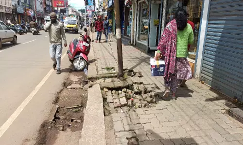 உடைந்து கிடக்கும் நடைபாதை