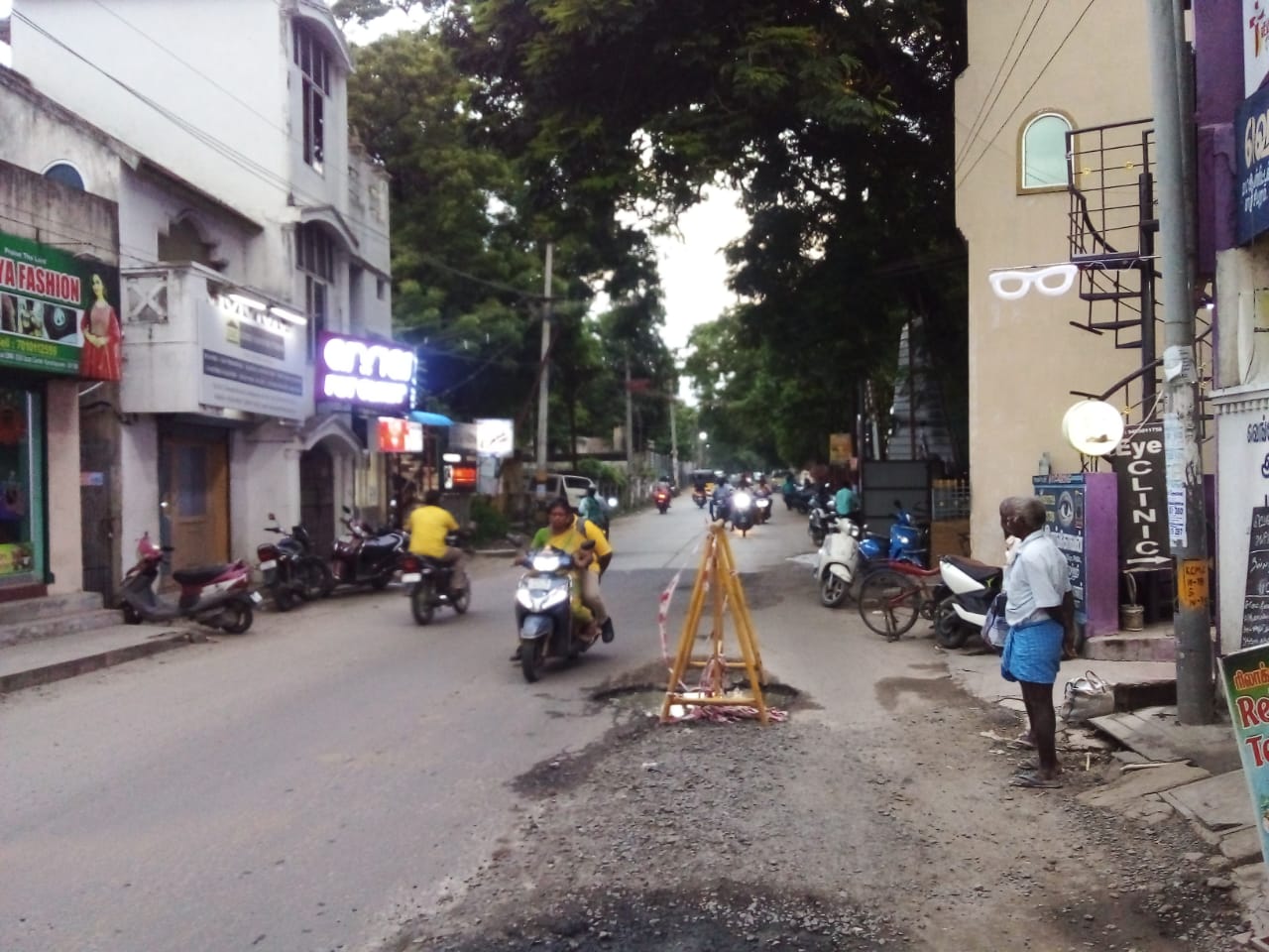 சாலையின் நடுவில் பள்ளம்