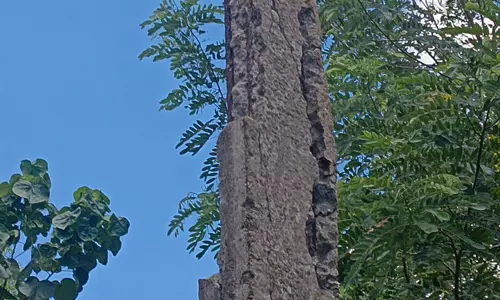 ஆபத்தான மின்கம்பம்