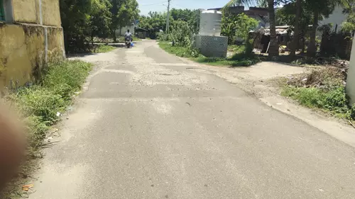 குண்டும், குழியுமான சாலை குண்டும், குழியுமான சாலை