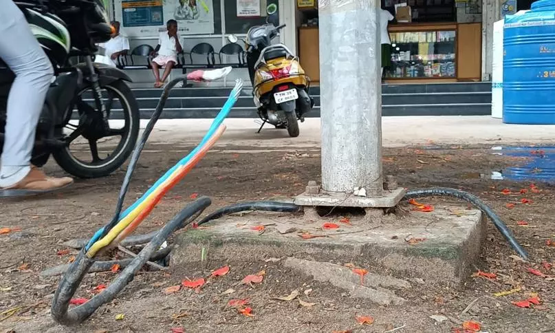 ஆபத்தான நிலையில் மின் வயர் ஆபத்தான நிலையில் மின் வயர்