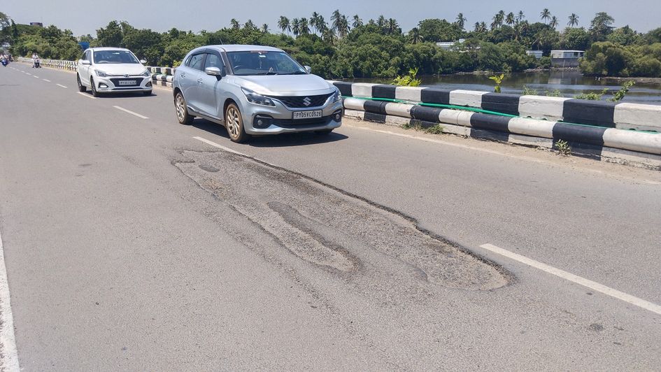 சேதமடைந்த சாலை