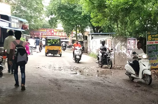 குண்டும் குழியுமான சாலை குண்டும் குழியுமான சாலை