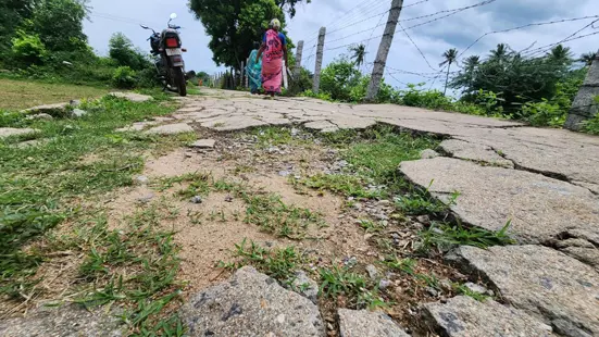 சாலையை சீரமைப்பார்களா? சாலையை சீரமைப்பார்களா?