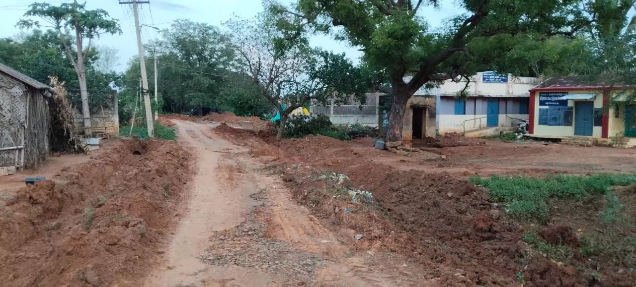 சாலையோர பள்ளத்தால் விபத்து அபாயம்