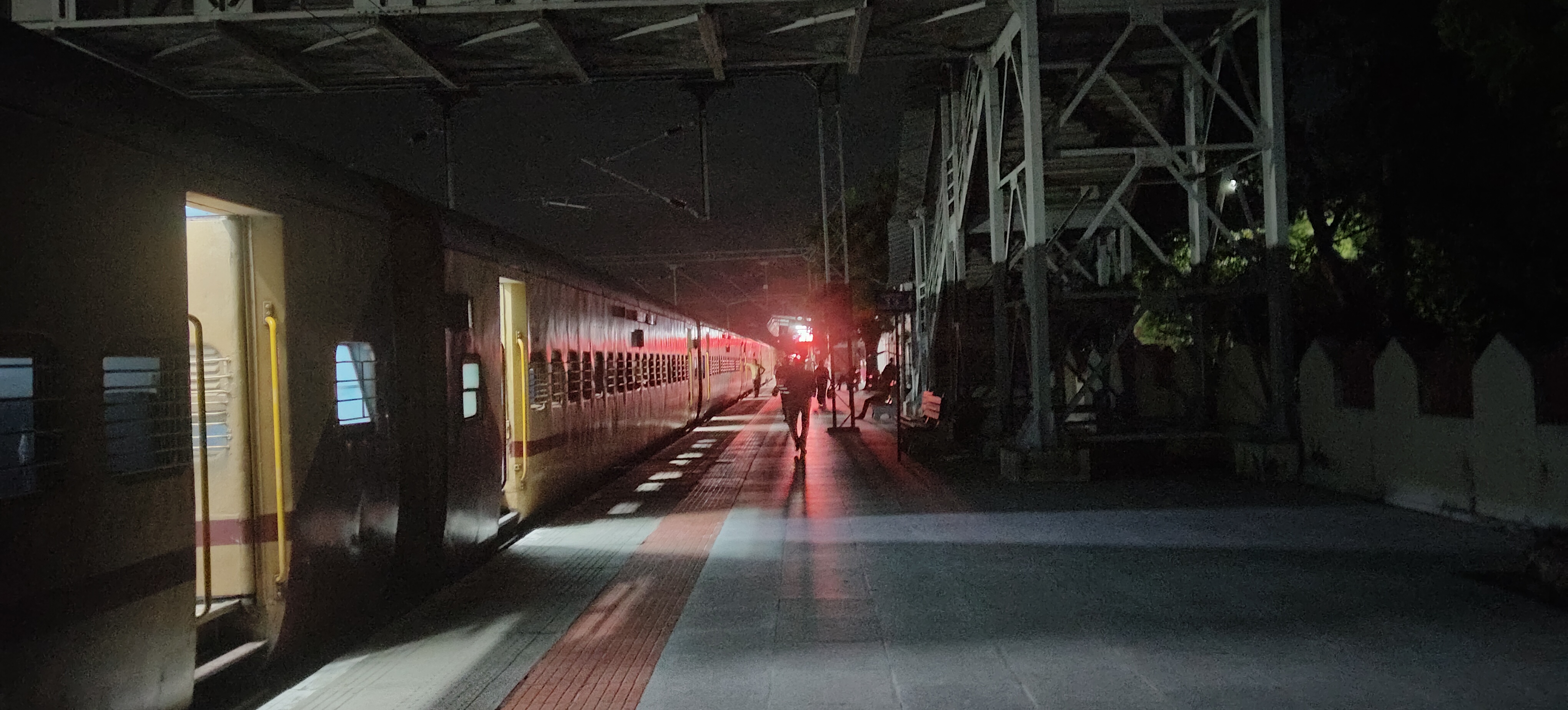 ரெயில் பயணிகள் அவதி ரெயில் பயணிகள் அவதி