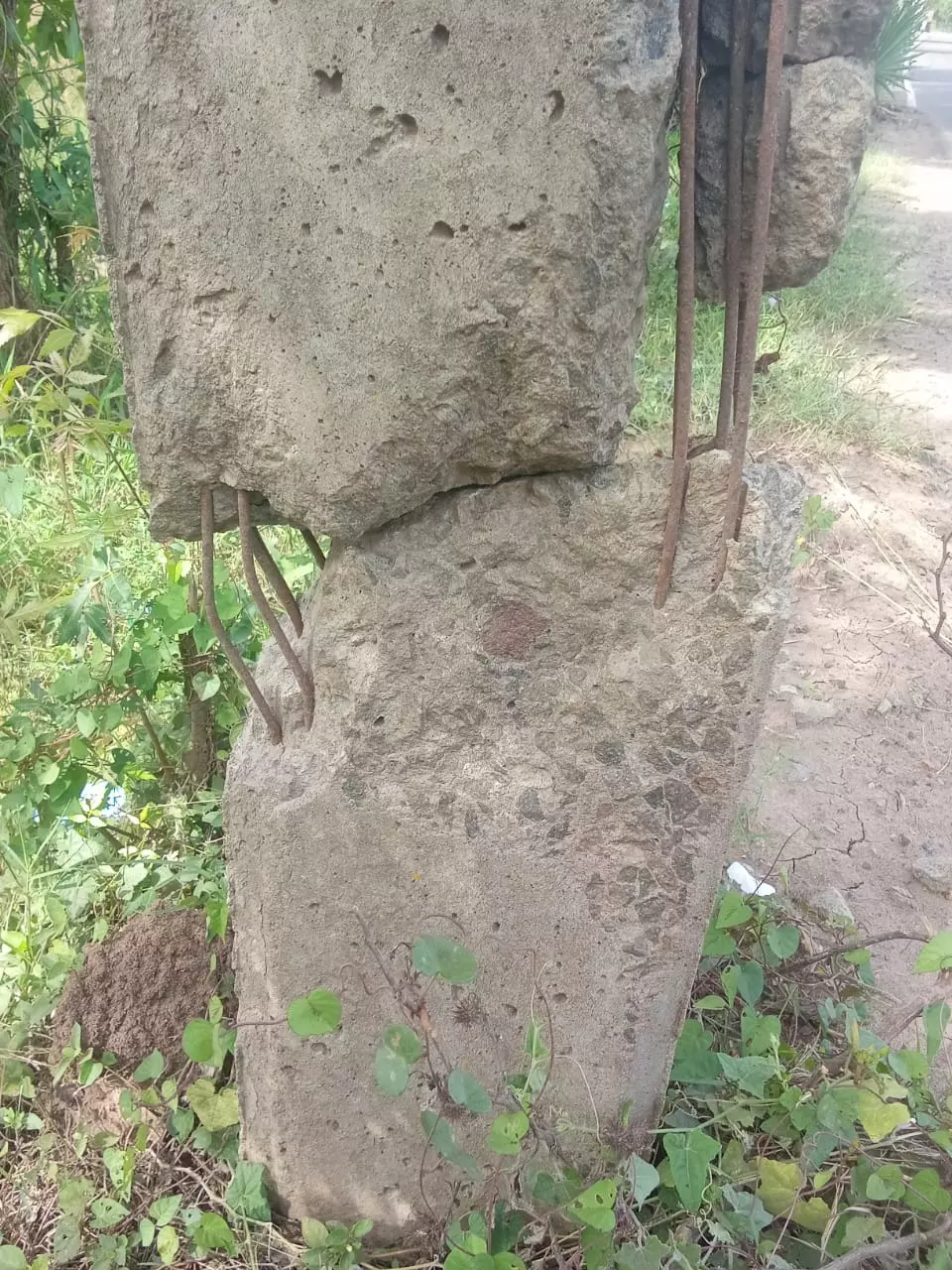 சேதமடைந்த மின்கம்பம்