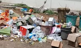 அரசு மருத்துவமனை வளாகத்தில் குப்பைகள் அரசு மருத்துவமனை வளாகத்தில் குப்பைகள்