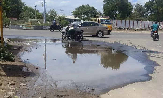 சாலையில் தேங்கும் குடிநீர் சாலையில் தேங்கும் குடிநீர்