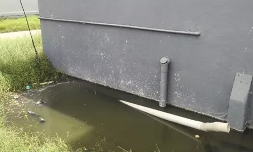 தேங்கி நிற்கும் கழிவுநீர் தேங்கி நிற்கும் கழிவுநீர்