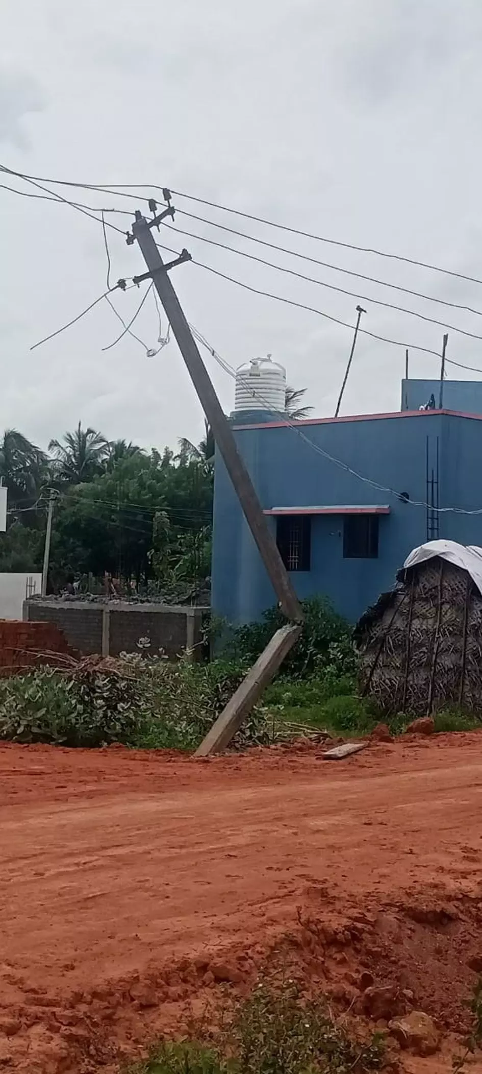 உடைந்த மின்கம்பம்