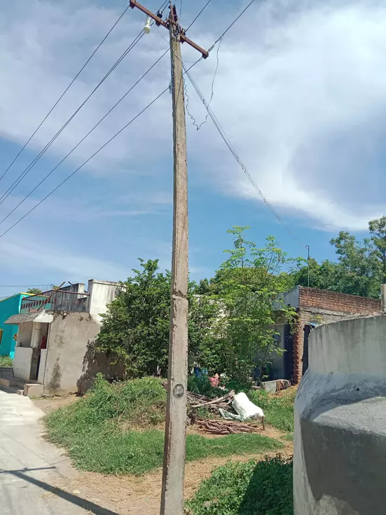 மின்கம்பம் சேதம்