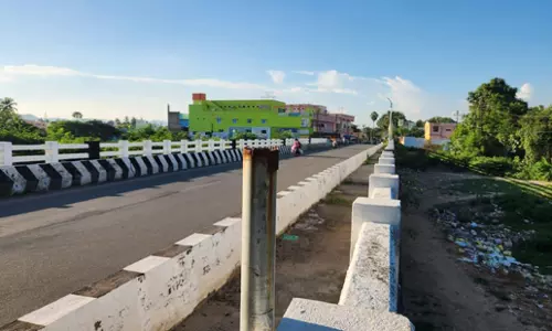 மேம்பாலத்தில் மின் விளக்கு வசதி மேம்பாலத்தில் மின் விளக்கு வசதி