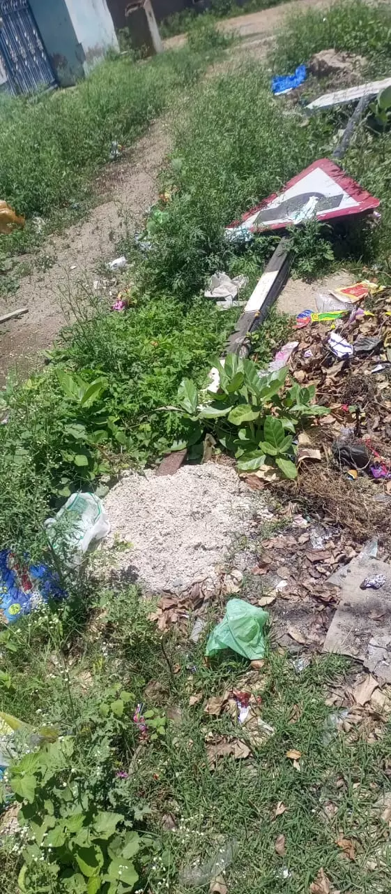 கீழே சாய்ந்த எச்சரிக்கை பலகை