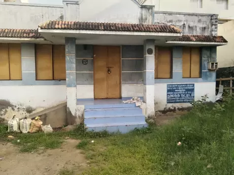 பூட்டிக்கிடக்கும் கட்டிடம் பூட்டிக்கிடக்கும் கட்டிடம்