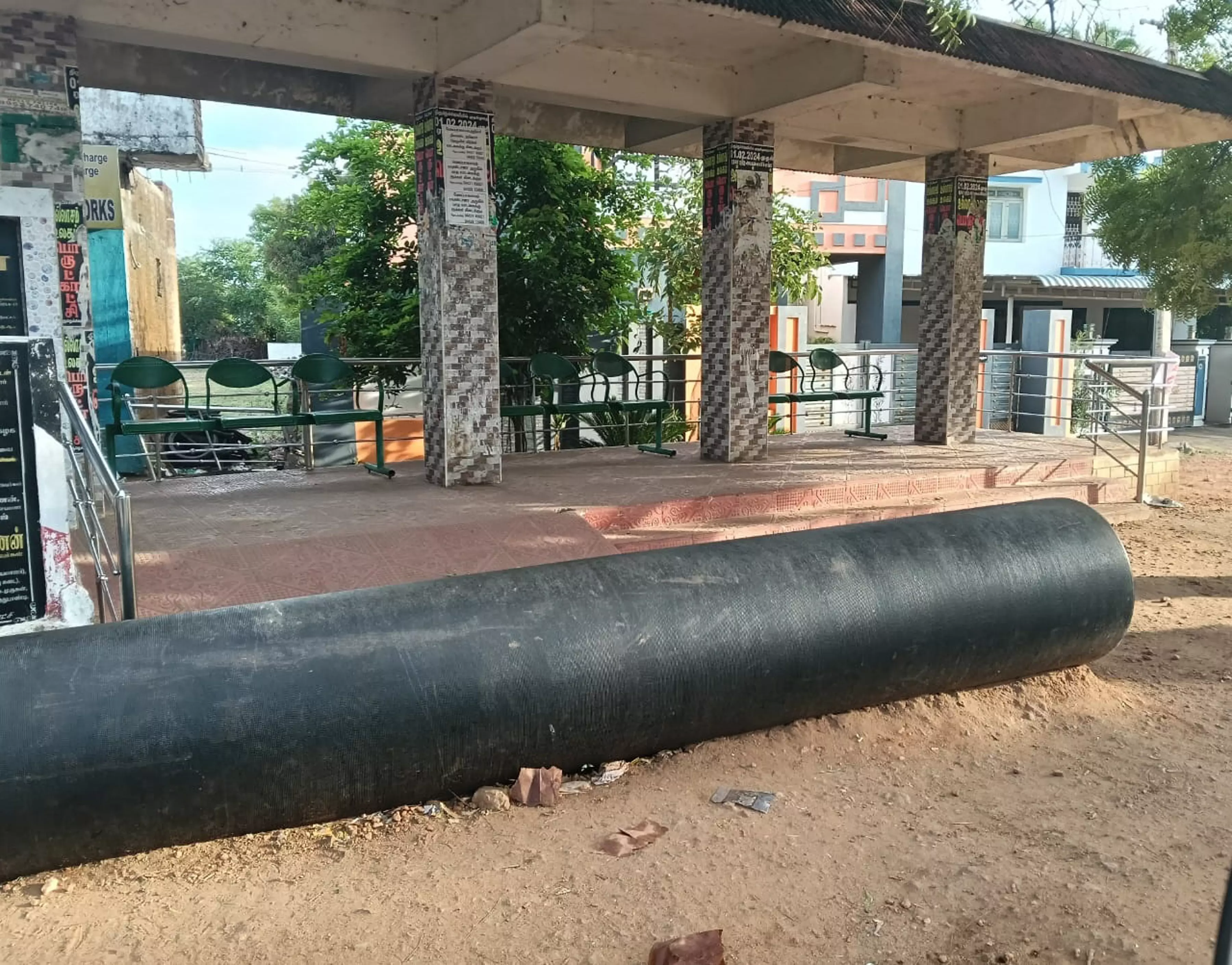 பயணிகளுக்கு இடையூறு ஏற்படுத்தும் ராட்சத குழாய்