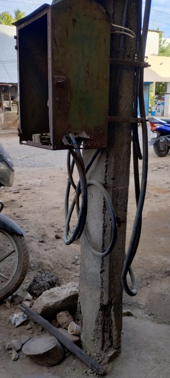 ஆபத்தான மின்கம்பம்