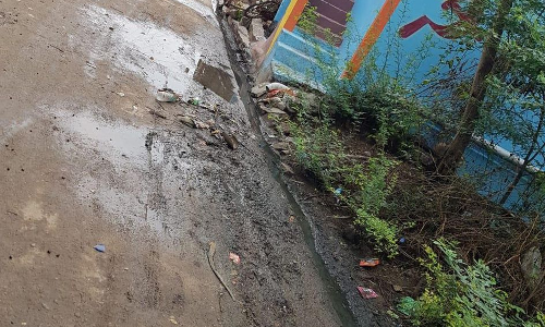 கால்வாயை தூர்வார வேண்டும் கால்வாயை தூர்வார வேண்டும்