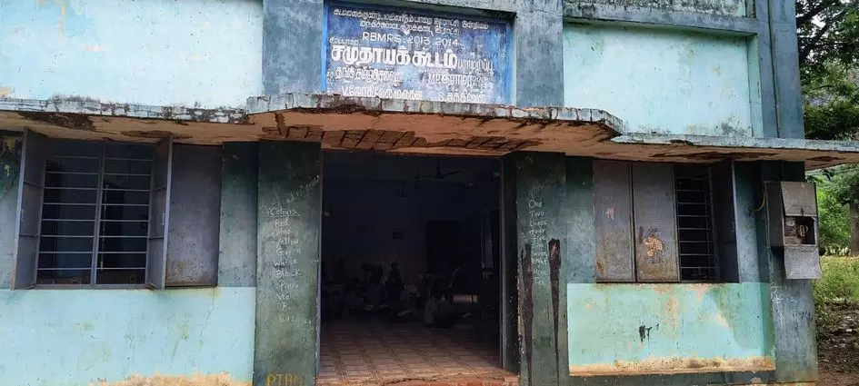 இடிந்து விழும் நிலையில் சமுதாய கூடம்