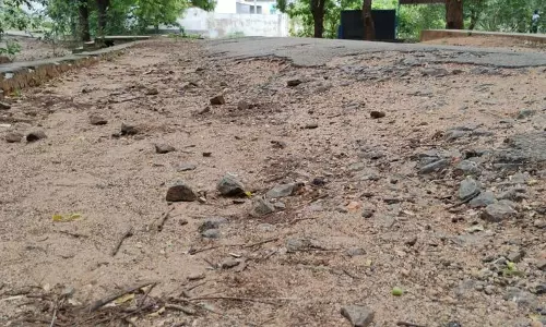 தார்சாலை அமைக்க வேண்டும்