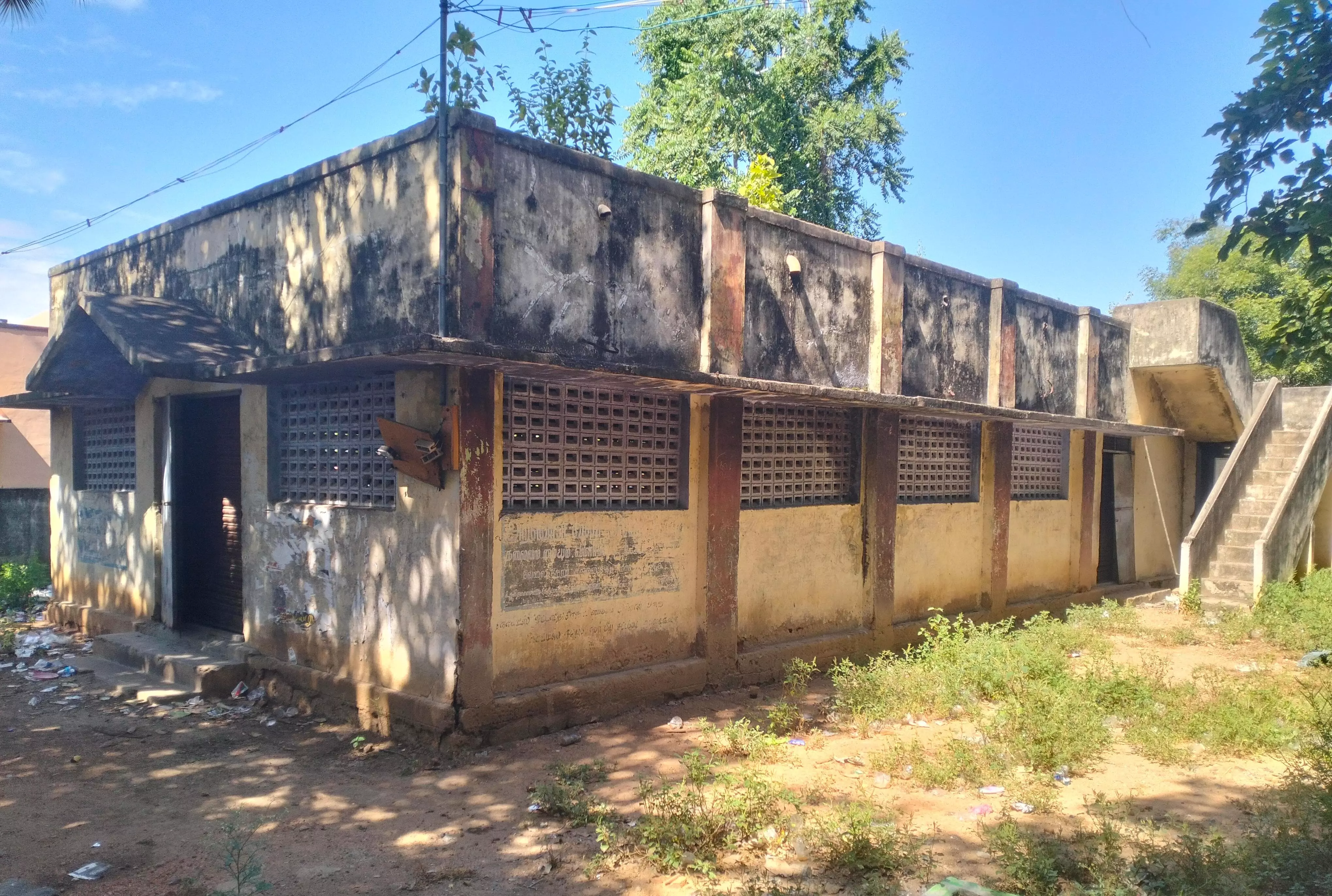 கிராம சமுதாய கூட்டம் மிகவும் மோசமான நிலையில்..