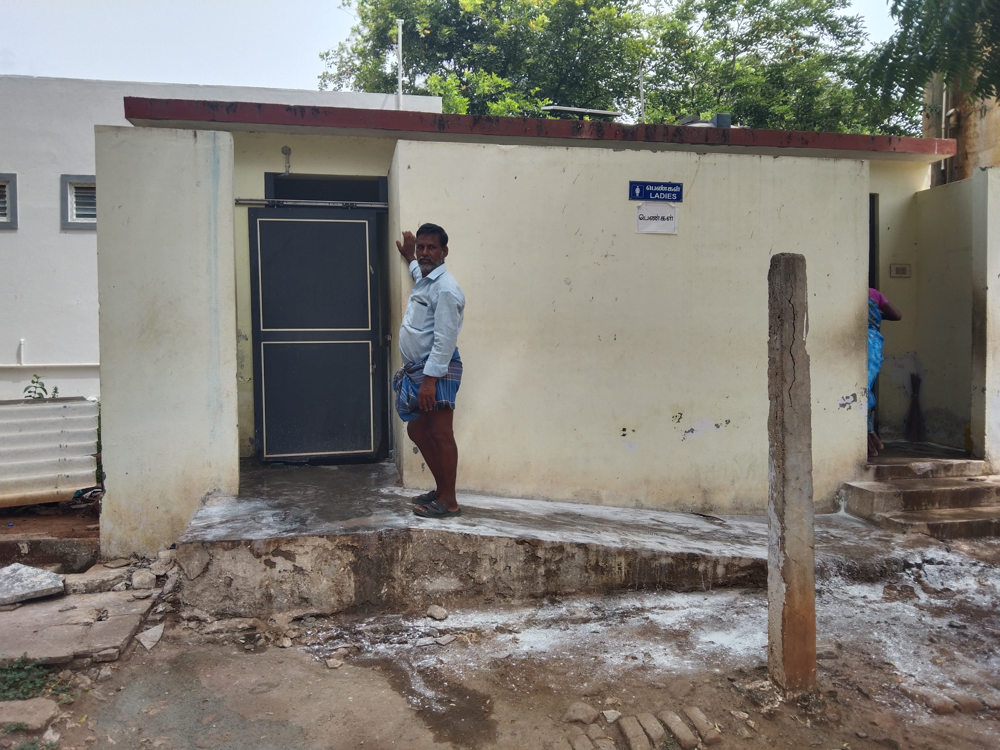 சீரமைக்கப்படாத சுகாதார வளாகம் சீரமைக்கப்படாத சுகாதார வளாகம்