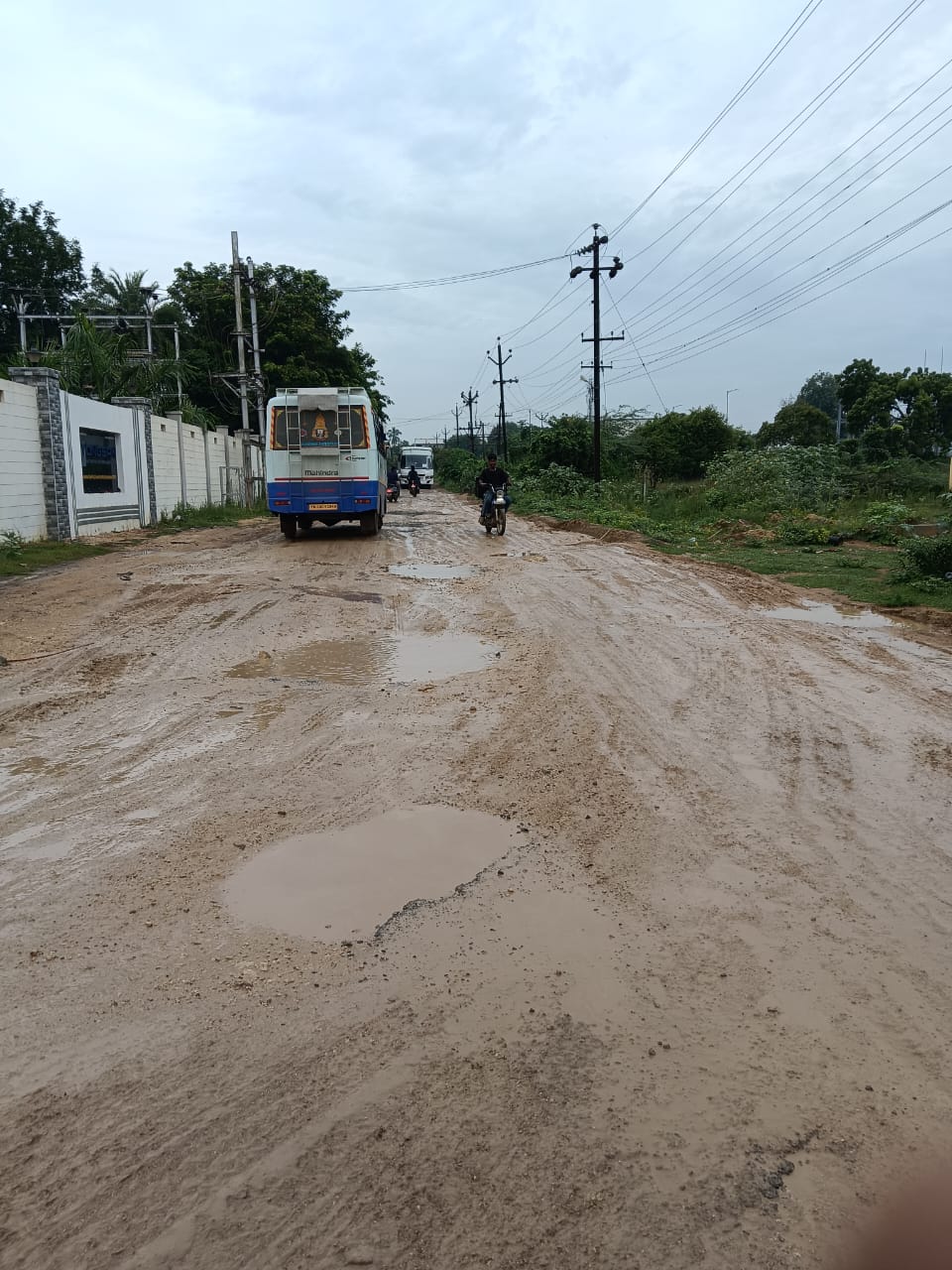 குண்டும் குழியுமான சாலை