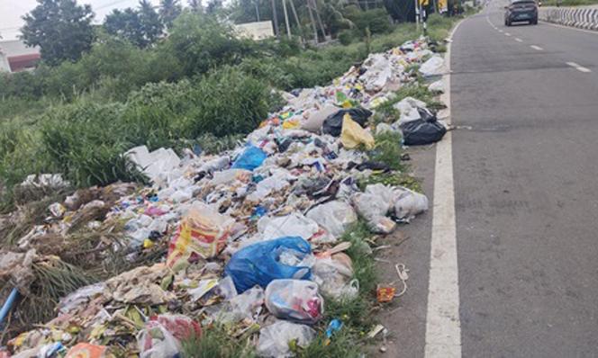 சாலையோரம் குவிந்து கிடக்கும் குப்பைகள்