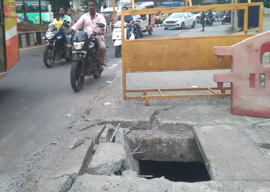 ஆபத்தான பள்ளம் ஆபத்தான பள்ளம்