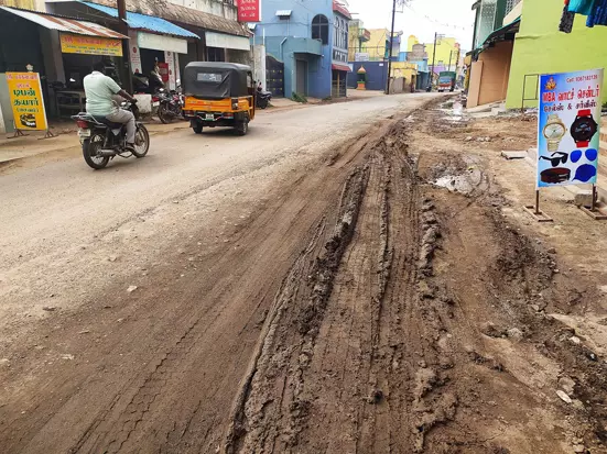 சேறும் சகதியுமான சாலை சேறும் சகதியுமான சாலை