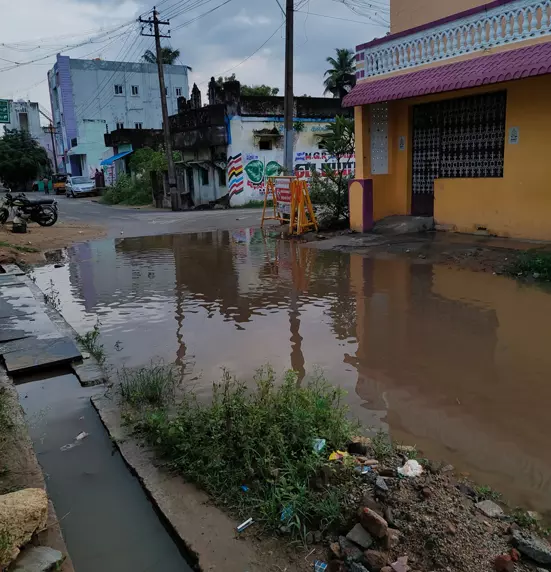 தெருவில் தேங்கும் மழைநீர்