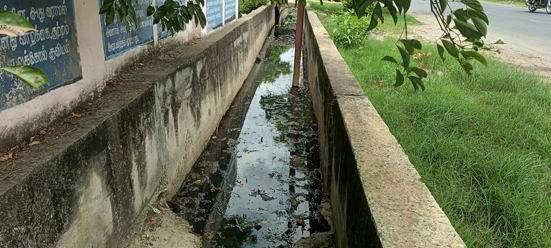 கால்வாய்களில் கொசு மருந்து அடிக்க வேண்டும் கால்வாய்களில் கொசு மருந்து அடிக்க வேண்டும்