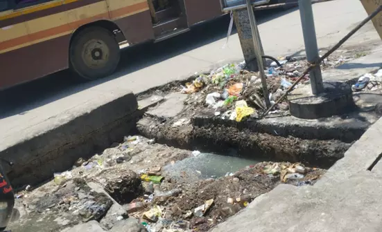 கழிவுநீர் கால்வாயை தூர்வார வேண்டும்