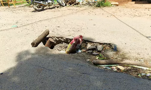 சாலையில் ஆபத்தான பள்ளம் சாலையில் ஆபத்தான பள்ளம்