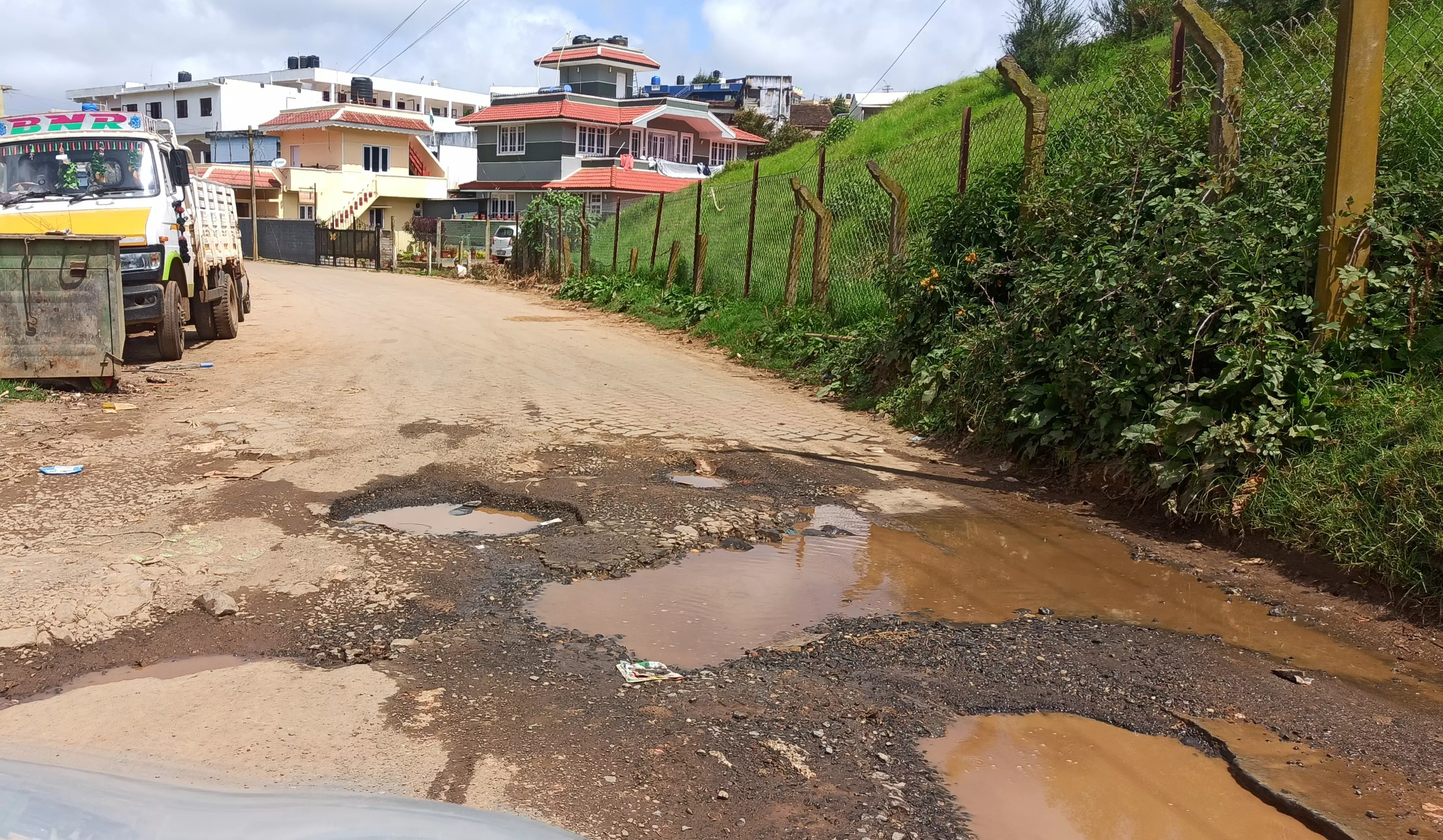 குண்டும் குழியுமான சாலை