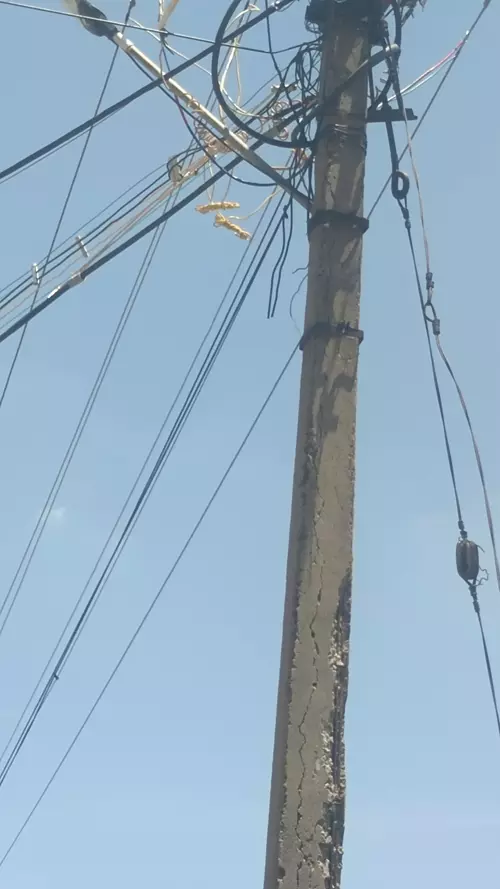 சிதிலமடைந்த மின்கம்பம்