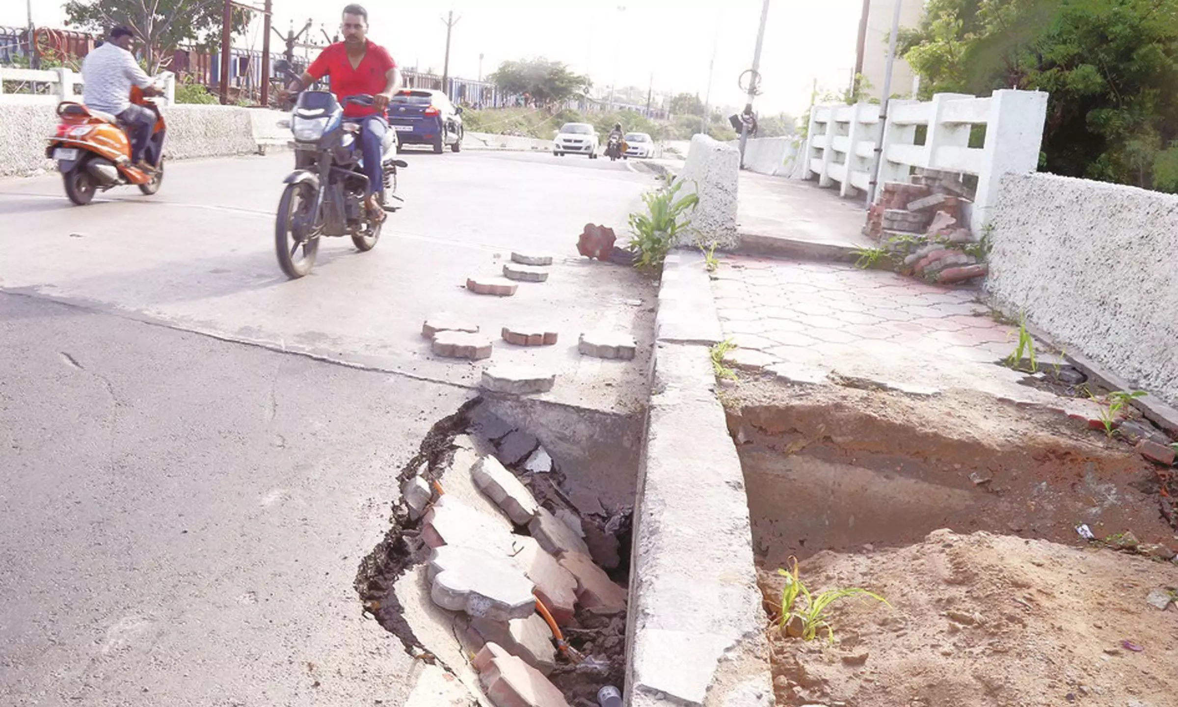 சாலையோர பள்ளத்தால் விபத்து அபாயம்