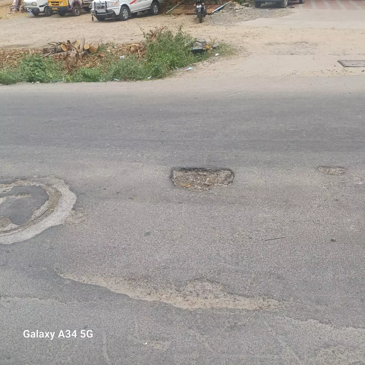 குண்டும், குழியுமான சாலை