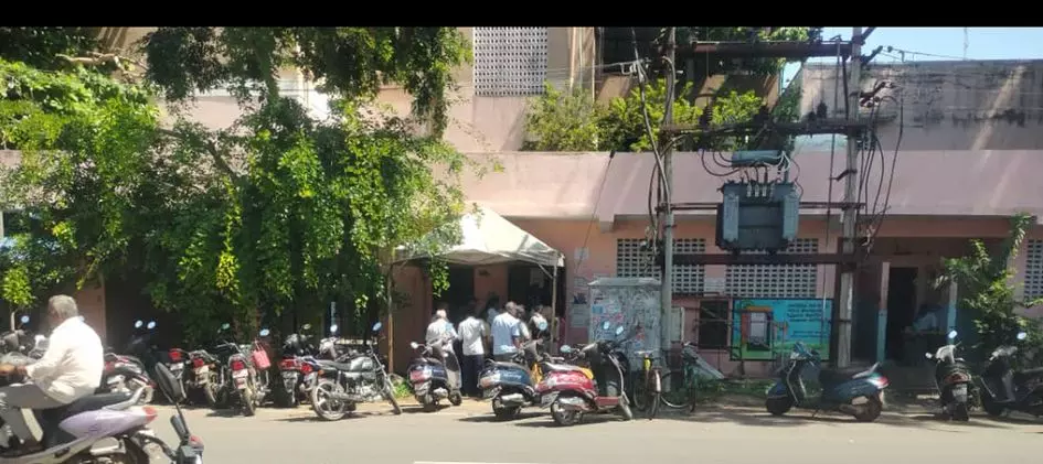 துர்நாற்றத்தால் மக்கள் அவதி துர்நாற்றத்தால் மக்கள் அவதி