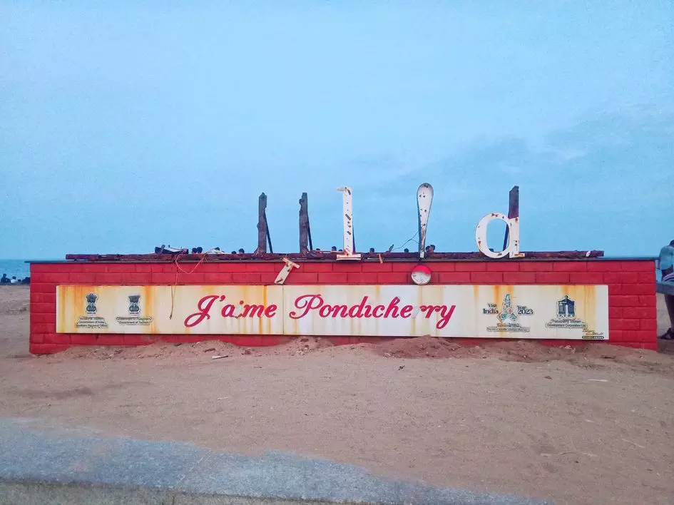 பழுதான மின்விளக்கு அலங்காரம் பழுதான மின்விளக்கு அலங்காரம்