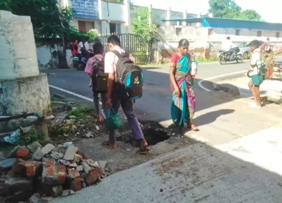 சேதமான கால்வாய் சிமெண்டு சிலாப் சேதமான கால்வாய் சிமெண்டு சிலாப்