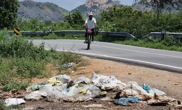 சாலையோரம் இறைச்சி கழிவுகள் வீச்சு சாலையோரம் இறைச்சி கழிவுகள் வீச்சு