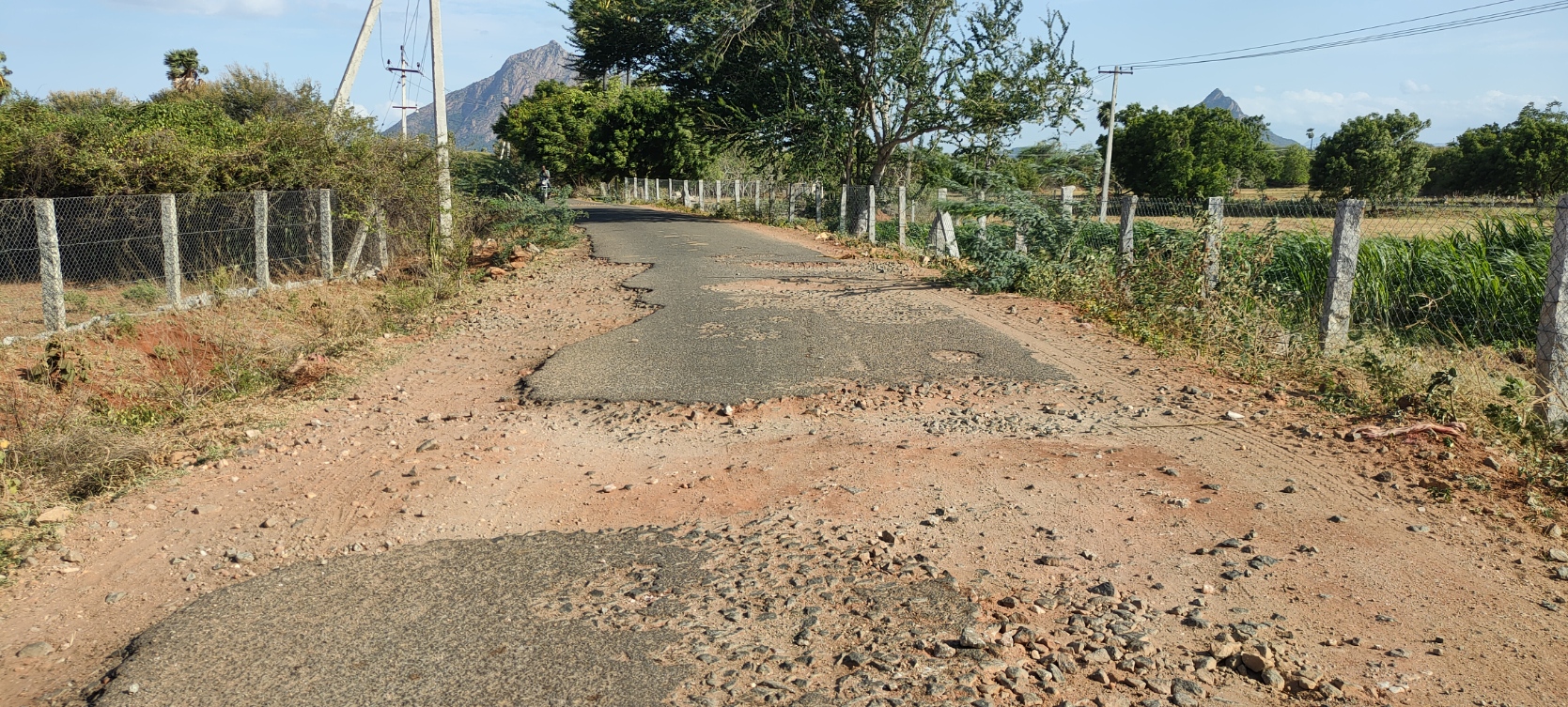 குண்டும், குழியுமான தார்ச்சாலை