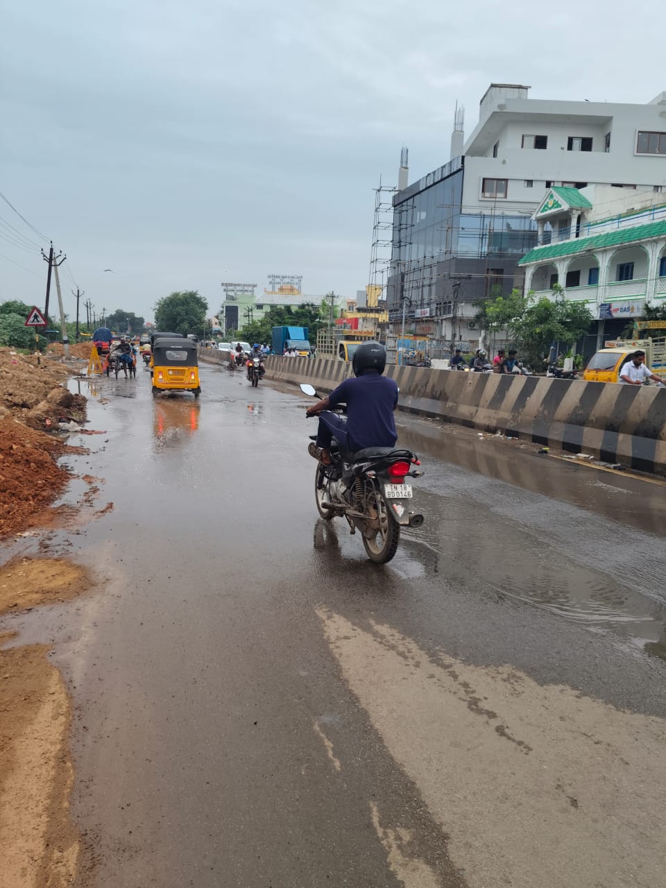 சாலையில் ஓடும் கழிவுநீர்