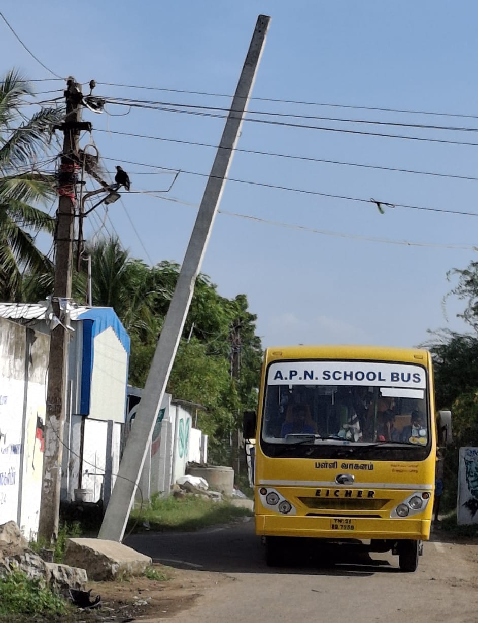 ஆபத்தான மின்கம்பம்