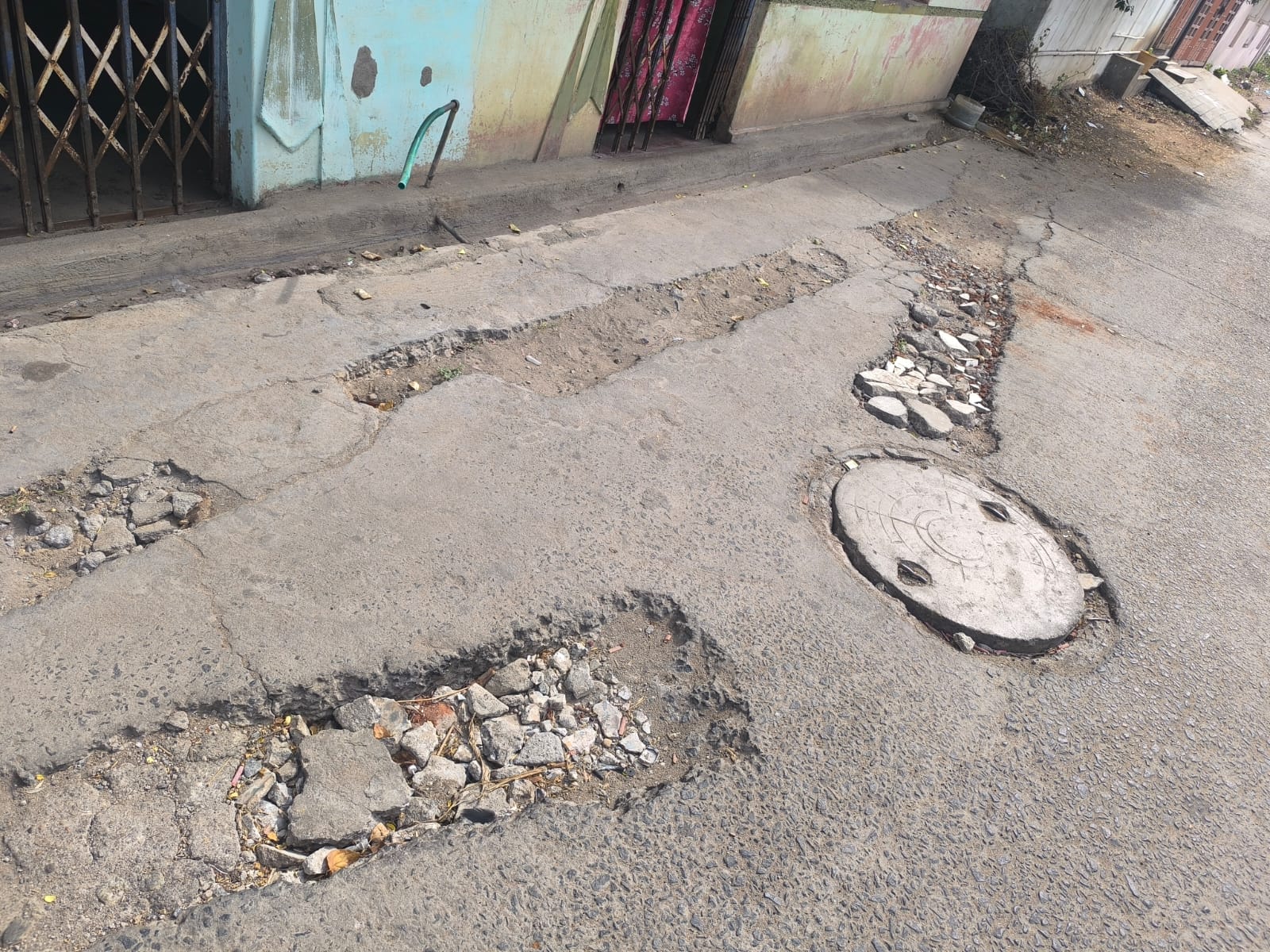 சாலையில் ஏற்பட்ட பள்ளம்